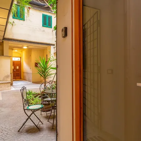 Apartment Glam Nest By The Colosseum Rome